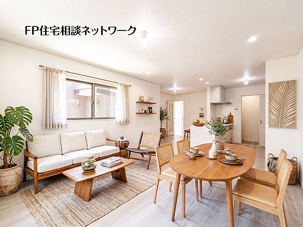 【陽光が広がる、心地よい団らんのリビング】家族だんらんのスペースとなるリビング。窓が多い設計なので色々な角度から光が取り込めます。本画像はAIがCGで家具作成しております。販売価格には含まれておりません。