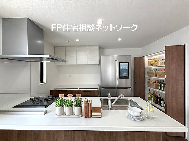 【カップボード、パントリー付き、充実キッチン】備え付けのカップボードは、システムキッチンと一体感あるカラーで見た目もgood。さらに、ストック食材の収納に便利なパントリー付きです。~画像の冷蔵庫等はAIイメージで価格には含まれません。