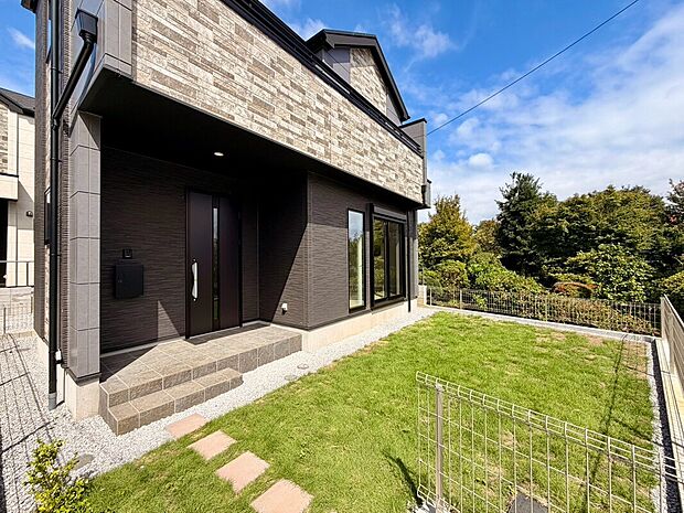 【～子育てに最適な住環境～】閑静な住宅地で子育て家族にピッタリ。毎日のお散歩も快適な緑に恵まれたエリアで、自然に包まれた穏やかな暮らしを実現するための、ゆとりある住環境が整っています。
