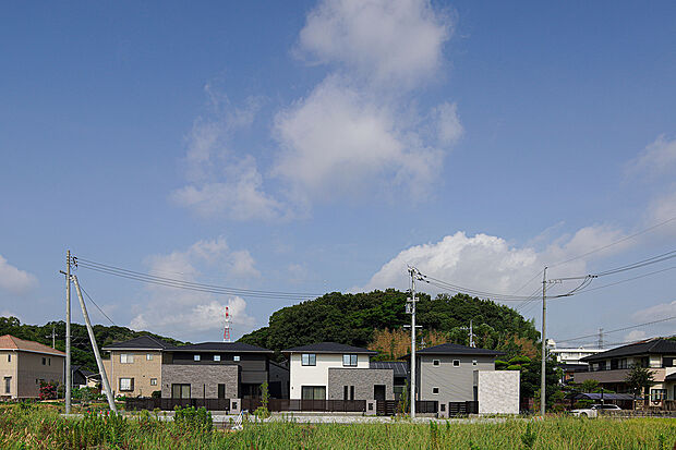敷地の外周は高い塀でしっかり囲まれていますが、 3邸の間の塀はあえて低く設計。 お子様が遊ぶ様子を見守り合い、何かあればすぐに助け合える、 温かいコミュニティづくりを実現しています。