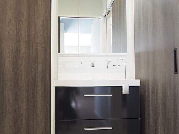 【洗面台(イメージ)】鏡がくもりにくく、鏡の裏側は収納になっている三面鏡タイプです。
人気の乾太くんも完備で、日々の家事の負担も軽減してくれます!