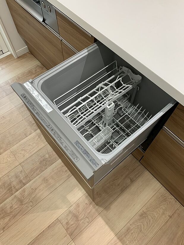 【食洗機】手洗いより高い水温、パワフルな水流、強力な洗剤でよりキレイに洗い上げることができます。
また、時間の節約になるので、夕食後の食器洗いの時間を、だんらんの時間に変えてみませんか。
