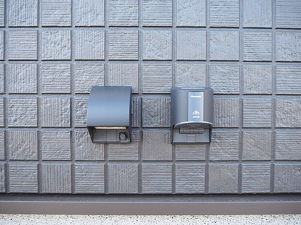 【EV・PHEV充電用コンセント、屋外コンセント】EV・PHEV充電用コンセントは、電気自動車の充電設備です。
屋外コンセントは、網戸や窓掃除、自動車のお掃除の際に掃除機をお使いいただくことも可能です。