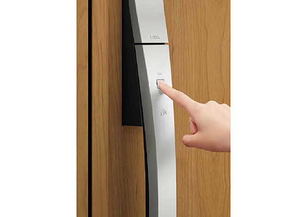 【スマートキー】クルマでキーレスが主流になっているように、玄関ドアのカギの開け閉めも、これからはキーレスに。
荷物を抱えていても、鍵を持っていれば施錠開錠がワンタッチで可能です。
カギ穴を見せない高い防犯性と便利な機能を兼ね備えており、毎日の快適・安心を支えます。