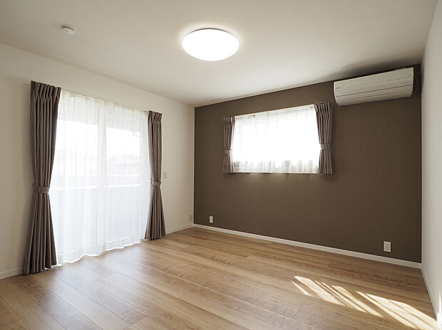 【LED照明・カーテン・エアコン】全室照明・カーテン付き
LDKと主寝室にはエアコンを標準装備