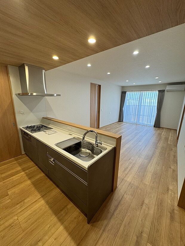 【リビング（2号地）】大容量の収納スペースを備えたキッチン。調理器具や食材をすっきり整理でき、使いやすく美しい空間を保てます。