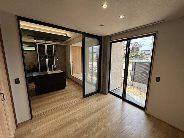 【洋室】開放感あふれる洋室は、ワークスペースや趣味の部屋としても活躍。心地よい光が差し込む空間で、仕事や読書など、自分だけの時間を快適に過ごせます。