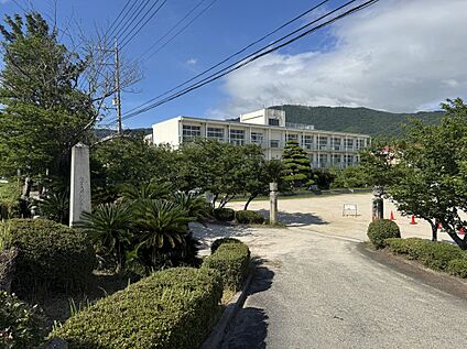 牟礼小学校 約260ｍ(徒歩約5分)