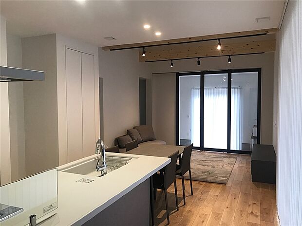 【LDK】開放感あふれるカルフォルニアスタイルのリビング。ナチュラルな木の風合いやラフな素材感が、リゾートのようなリラックスしたひとときを演出。アウトドア好きのライフスタイルを取り入れたリビング空間です。