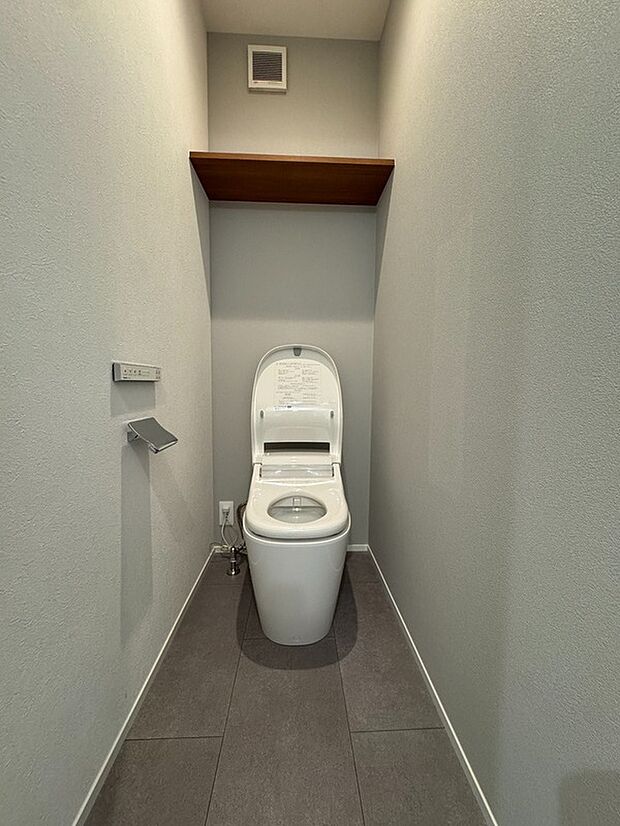 【トイレ】清潔感あふれるデザインで毎日気持ちよく使えるトイレです。
使い勝手を考えたゆったりサイズで、ゆとりある空間を実現します。