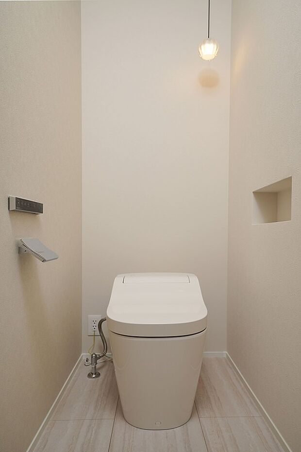 【トイレ】白を基調としたトイレは照明にもこだわり、明るく清潔感あふれる空間を実現。細部まで行き届いたデザインで快適な時間を提供します。