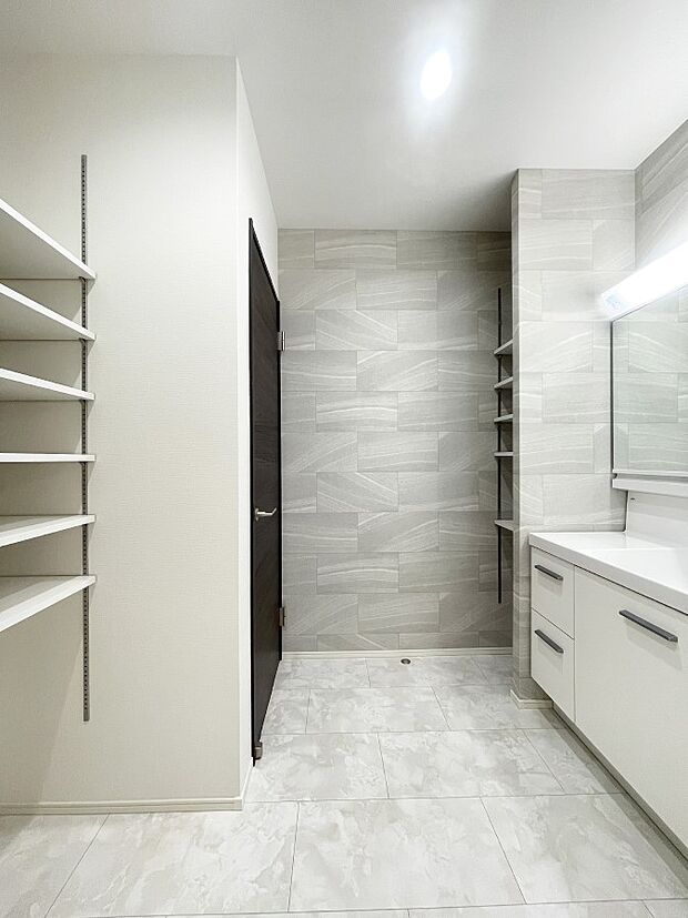 【脱衣場】洗面室にもたっぷりの収納スペースを設置、タオル類や洗面道具もスッキリとしまえます
