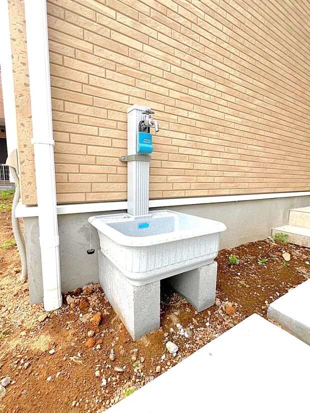 【その他現地】洗車にもお庭のお手入れにも便利な外水栓