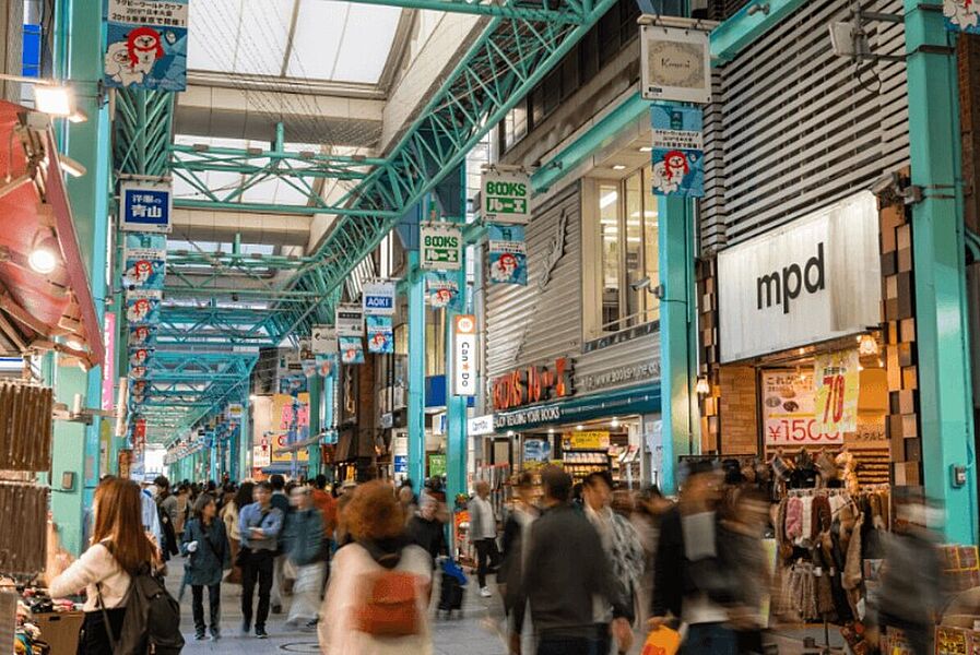 「吉祥寺」幾つもの店舗が立ち並ぶサンロード商店街