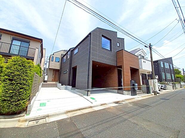 【外観写真】
奥側の白い外観の建物が対象不動産です♪(令和７年５月２３日撮影)