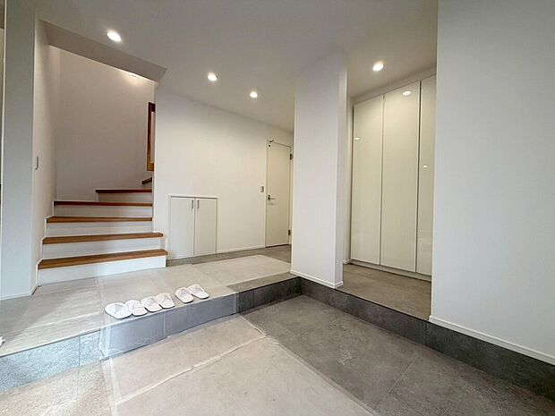 【玄関】
注文住宅の様なオシャレなエントランス。ご家族やお客様をお迎えする、すっきり広々とした玄関です♪