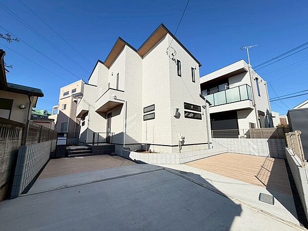 【外観】
ホワイトを基調とした清潔感のある外観は緑豊かな現地と馴染み、落ち着いた毎日をお過ごし頂けます♪