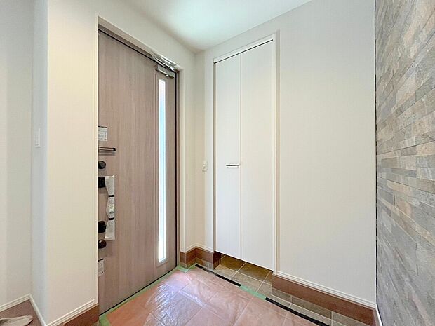 【玄関】クリーム色の壁紙と材木質が調和して暖かい雰囲気を演出する玄関(撮影日令和６年４月２５日)