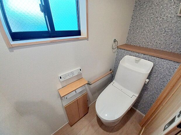 【B号棟トイレ】白で統一された清潔感のあるお手洗いはシャワートイレ付♪エコで感染症予防にもつながります♪(令和７年２月１３日撮影)