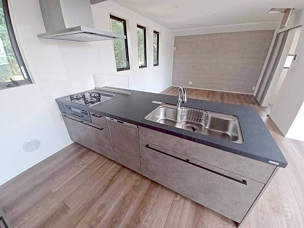 【食器洗浄乾燥機】お料理の合間もリビングに目が届く対面式のキッチン。洗い物の負担を大幅に軽減してくれる食洗機完備♪(令和７年８月２９日撮影)