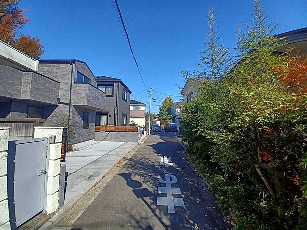 【前面道路含む現地写真】弊社から車で約12分のすぐ近くの物件です♪ご見学などご希望のお客様はお気軽にアムティックまで♪(令和７年１１月１７日撮影)