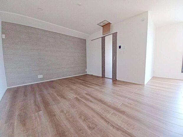 【ＬＤＫ】アクセントクロスでオシャレな空間(令和７年８月２９日撮影)