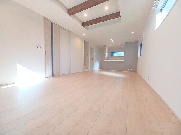 【建物施工の一例】■モデルハウスのご案内や、ショールームにてキッチン等水回り設備や、フローリング等の建材や外壁材の実物をご覧頂けます
■お気軽にお問合せ下さい
