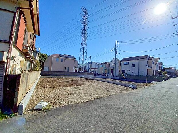 【前面道路含む現地写真】南×西道路で１日を通して日差しが差し込む明るいロケーション。