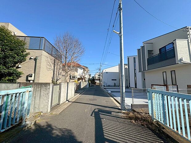 【前面道路含む現地写真】前面は生活道路の為、交通量が少なくプライバシーが守られます