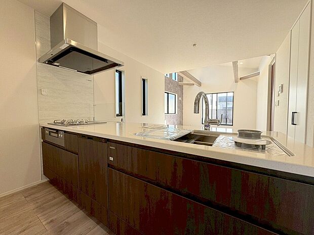 【D号棟キッチン】ご家族と会話を楽しみながら料理が出来る人気の対面キッチン