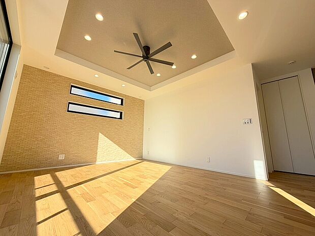 【ＬＤＫ】オシャレなデザイナーズ住宅。ゆったり１９．１２帖のＬＤＫには冬でも足元からポカポカな「床暖房」つき。