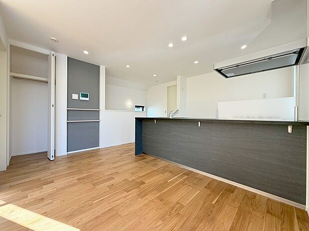 【キッチン】カフェスタイルのオープンキッチンはみんなで会話を楽しみながらお料理を。