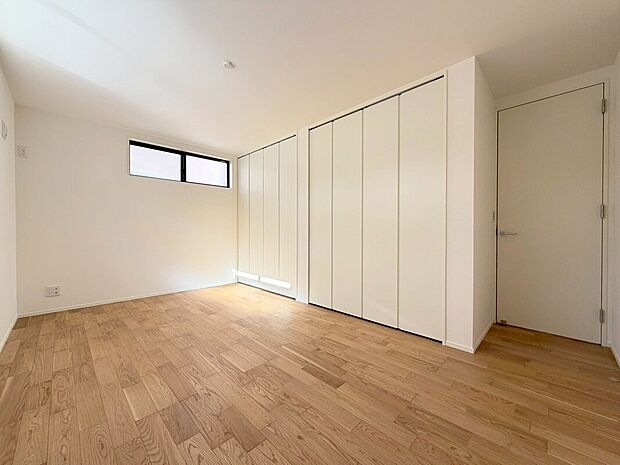 【洋室】１階主寝室は約８．０帖でキングサイズのベットや家具も余裕です。