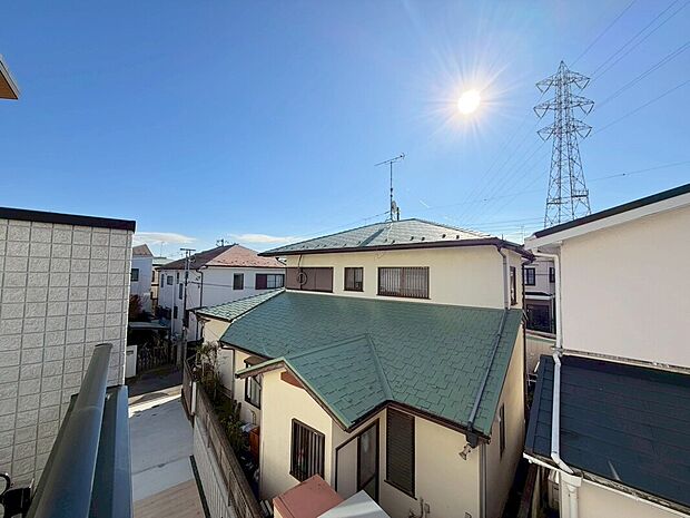 【物件からの眺望】明るく開放的なワイドバルコニーは、住まいに広がりを感じさせるポイント。