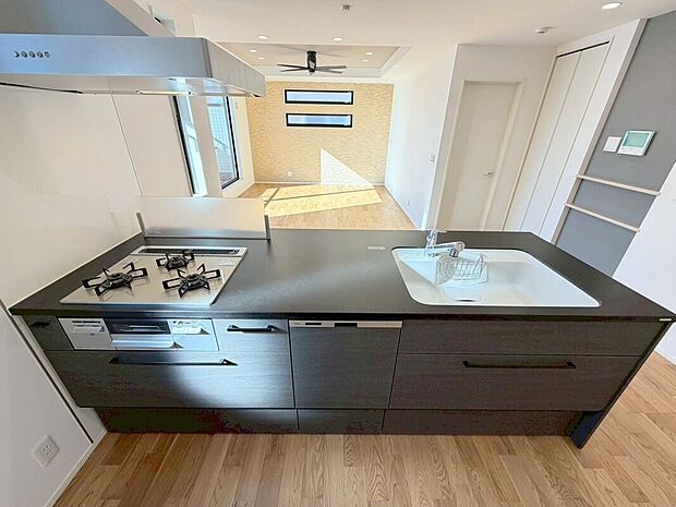 【キッチン】カフェスタイルのオープンキッチンはみんなで会話を楽しみながらお料理を。便利な食器洗浄乾燥機完備。