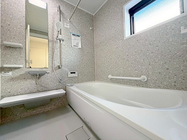 【浴室】ゆったりくつろげる１坪タイプのバスルームには浴室暖房乾燥機完備♪ゆったりと足を伸ばしてくつろげる綺麗で清潔感のある色味の浴室。