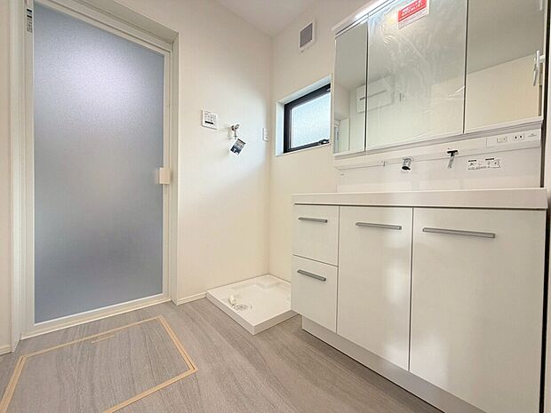 【洗面化粧台】便利なミラーキャビネット♪歯ブラシや化粧水、整髪料などゴチャゴチャしがちな小物を隠して収納でき、「生活感を出したくない」方におススメです。