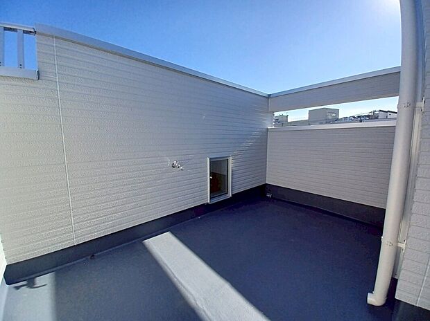 【2号棟スカイバルコニー】プールやBBQ等、アウトドアリビング感覚で使えるルーフバルコニー