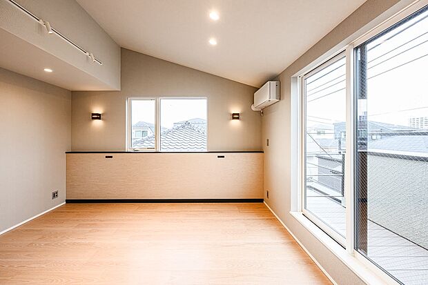 【洋室】全室エアコンつき。シンプルな色調の居室は清潔感があり落ち着いた空間です。