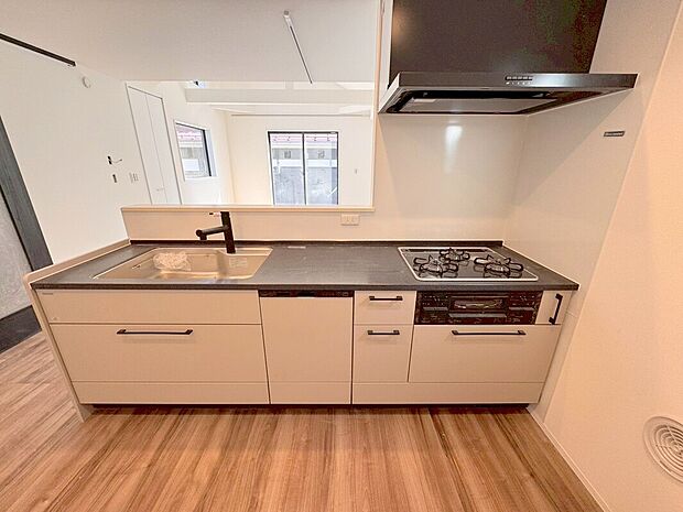 【キッチン】お料理の合間もリビングに目が届く対面式のキッチン。