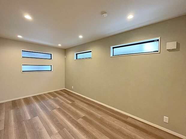 【洋室施工例】■モデルハウスのご案内や、ショールームにてキッチン等水回り設備や、フローリング等の建材や外壁材の実物をご覧頂けます
■お気軽にお問合せ下さい