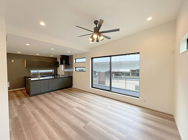 【LDK施工例】■モデルハウスのご案内や、ショールームにてキッチン等水回り設備や、フローリング等の建材や外壁材の実物をご覧頂けます
■お気軽にお問合せ下さい