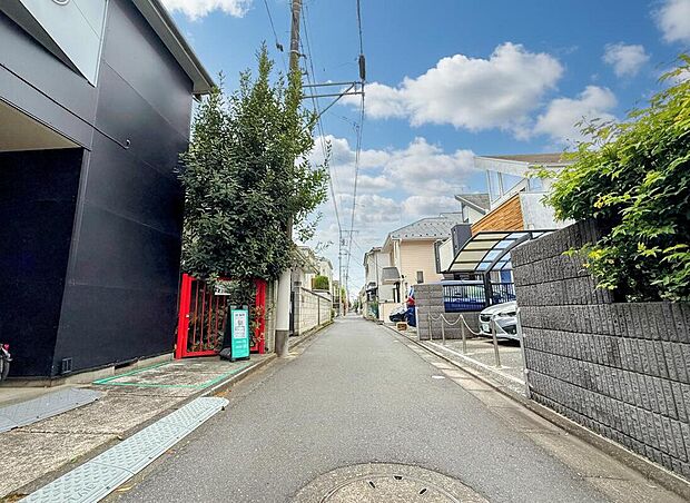 【前面道路含む現地写真】古家が残っています。お引き渡し時期や条件については、お気軽にご相談ください♪
