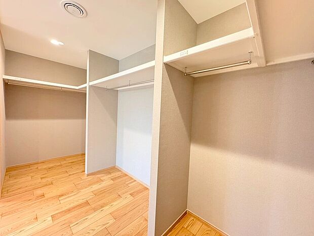 【WIC】衣類の他に季節物の家具や寝具など、たっぷり収納できる嬉しい「WIC」付き