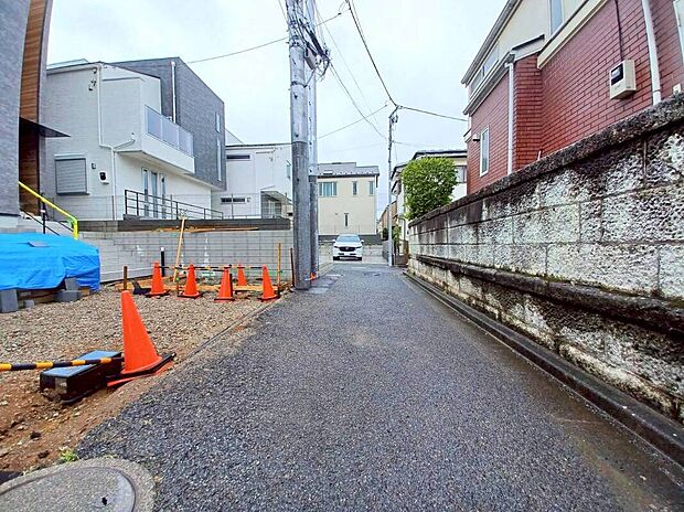 【前面道路含む現地写真】陽光差し込むあかるい南向き