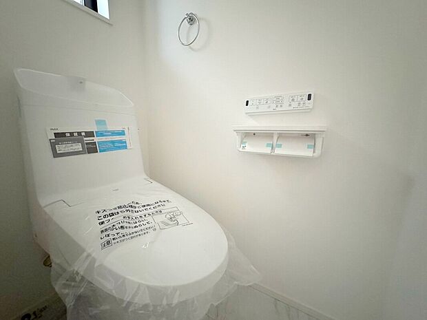 【トイレ】温水洗浄便座付きのトイレはお子様でも手が洗いやすい深型の手洗い器です