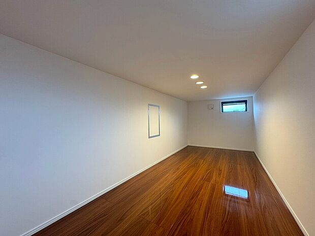 【グルニエ】グルニエは安定した固定階段で荷物の運搬も安心です♪