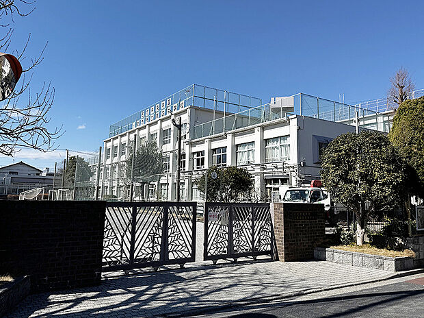 三鷹市立第四中学校(約407m)