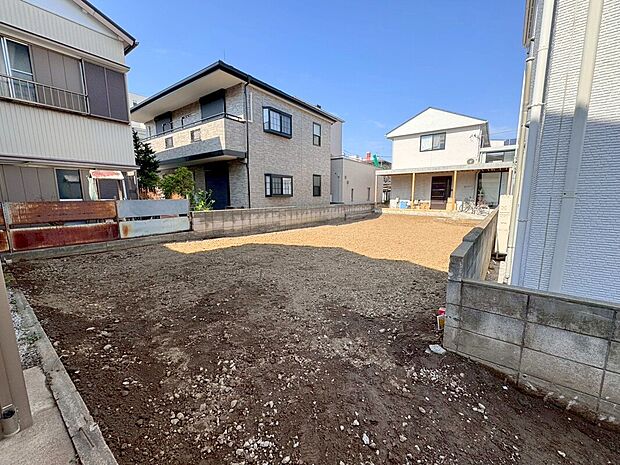 【現地】
モデルハウスのご案内や建物プレゼンテーションも承りますので、お気軽にお申し付けください。