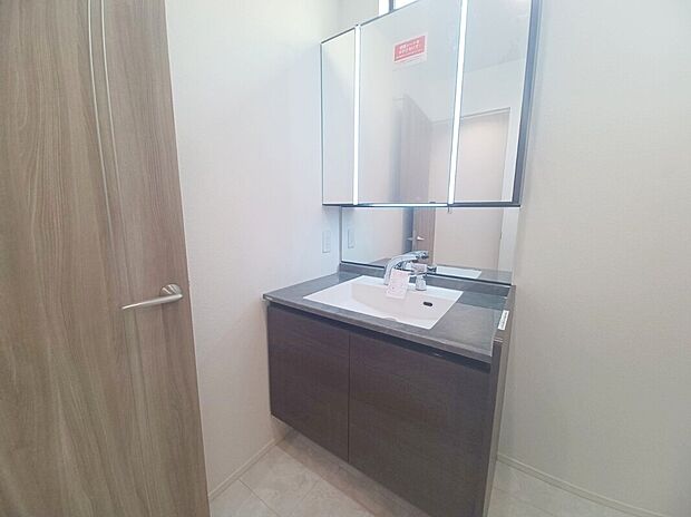 【施工例】■モデルハウスのご案内や、ショールームにてキッチン等水回り設備や、フローリング等の建材や外壁材の実物をご覧頂けます
■お気軽にお問合せ下さい
